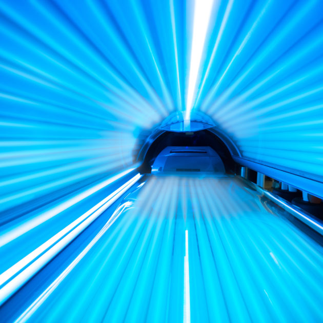 Lupénka a solárium: Raději ne. Efekt je nízký, riziko vysoké